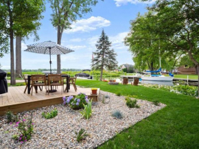 Adorable Wawasee Cottage in Oakwood Park